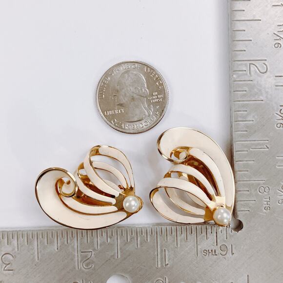 VTG 1980s Clip On Earrings Gold Tone White Enamel Pearl Retro Revival Sculptural - Picture 10 of 14